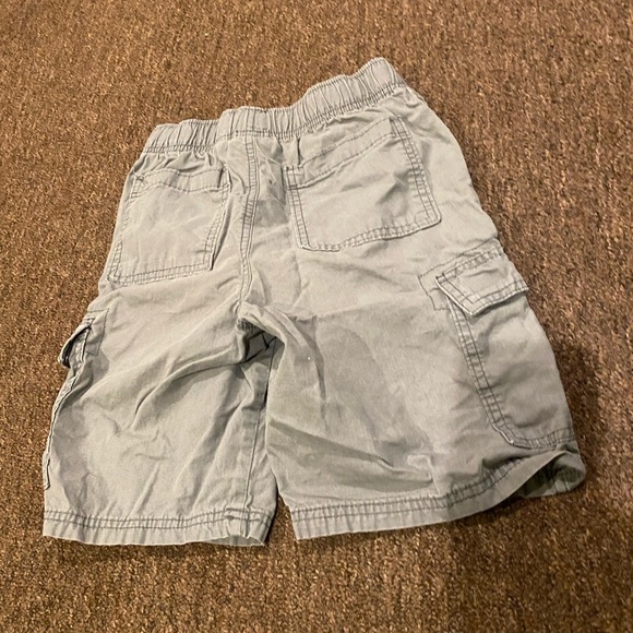 EUC Children’s PLACE Boys Sz 10 Grey Cargo shorts casual bottoms pockets cute - Picture 3 of 3
